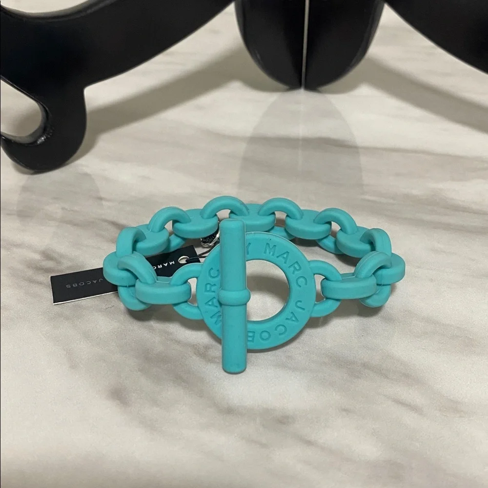 Marc by Marc Jacobs Aqua Lagoon Turnlock Silicone Stretch Bracelet - Picture 4 of 9